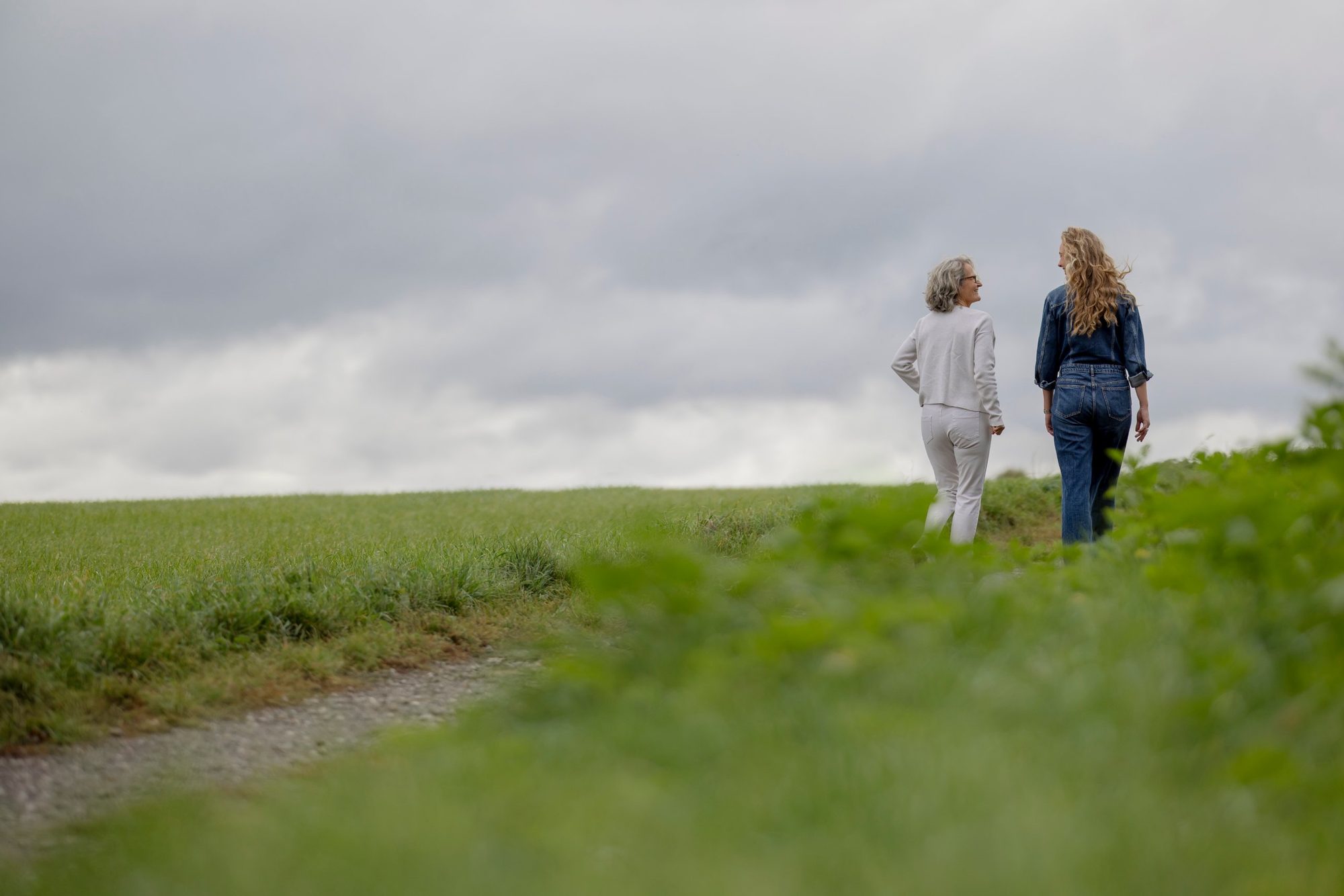 Birgit-Rita Reifferscheidt im Walk & Talk mit einer Klientin am Feldrand